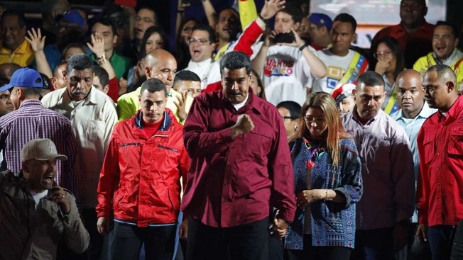 Президент Венесуэлы Николас Мадуро со своими сторонниками.