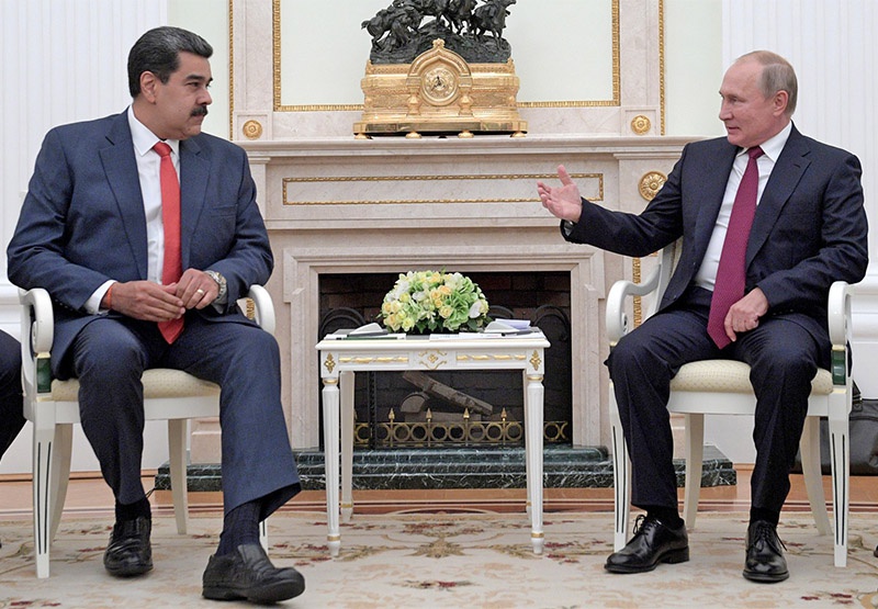 Путин и Мадуро после традиционного обмена краткими заявлениями в присутствии прессы беседовали один на один.