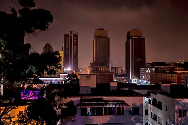 Каракас во тьме - саботаж против системы энергоснабжения Венесуэлы.
