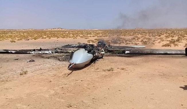 Сбитый беспилотник Wing Loong II в песках Ливии.