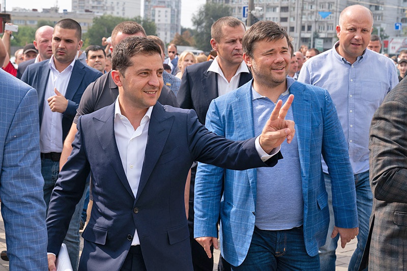 Какие перышки! какой носок! И, верно, ангельский быть должен голосок! Возможно, именно «свита» и «играет» сейчас нового украинского «президента».