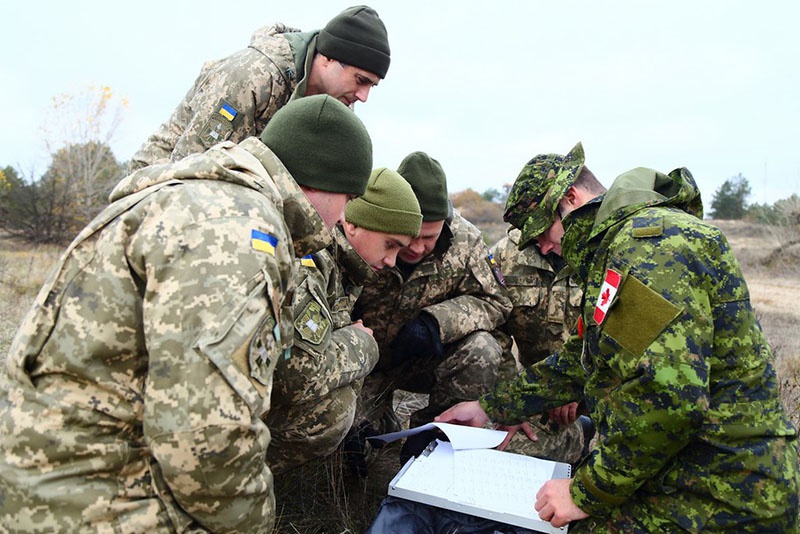 Канадский знаток военного дела (проверен на нетрадиционалистах военных кафедр) инструктирует украинских военных.