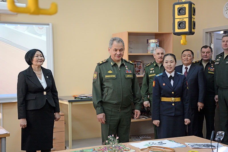 Министр обороны генерал армии Сергей Шойгу в классе училища.