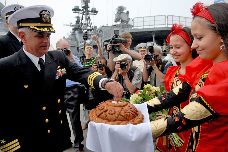 Капитана USS Ford Дональда Фосса тепло встречают во Владивостоке.