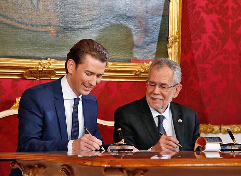 Президент Австрии Александр Ван дер Беллен  и самый молодой канцлер Себастьян Курц в 2017 году.