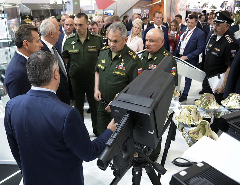 Министр обороны Сергей Шойгу осматривает комплекс «Пищаль-Про» на международном военно-техническом форуме «АРМИЯ-2019».
