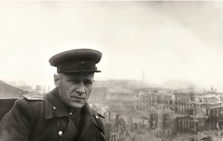 Николай Грибачёв на крыше Рейхстага.