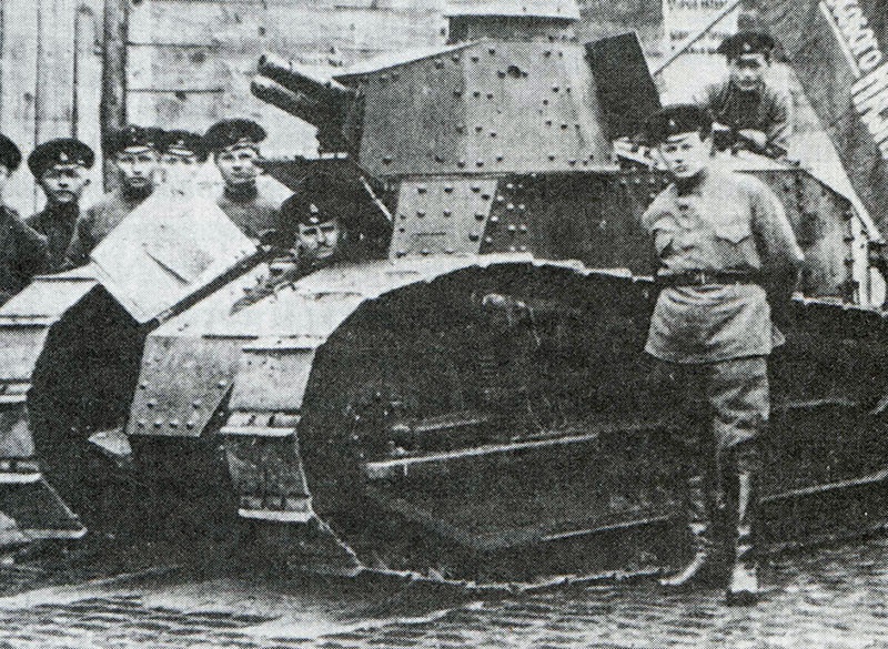 В 1918 году лихие красноармейцы захватили танк «Рено» французского производства. Но без червонцев промышленность разучилась работать.