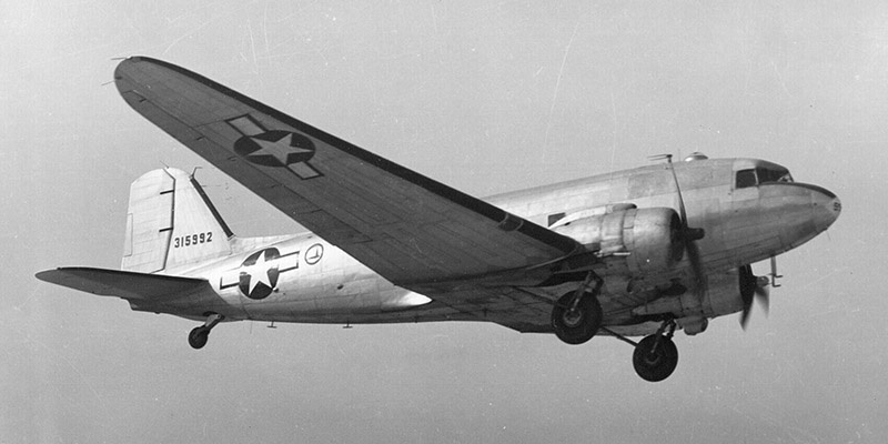  Военно-транспортный самолёт «Дакота» американских ВВС.