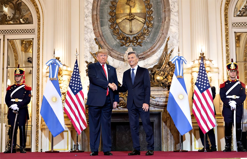 Информация о сговоре Макри с США относительно американских баз на аргентинской земле всплыла в тот момент, когда стало известно, что США пролоббировали для Аргентины тот самый кредит МВФ в 50 млрд долларов.
