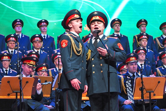 После срочной службы многие остаются в ансамбле.