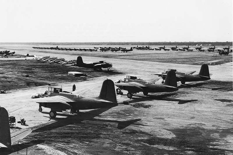 Американские самолёты по программе ленд-лиза ждут передачи союзникам на аэродроме Абадана.