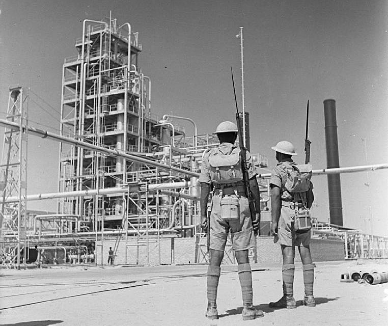 Британские солдаты охраняют нефтеперерабатывающий завод в Иране.