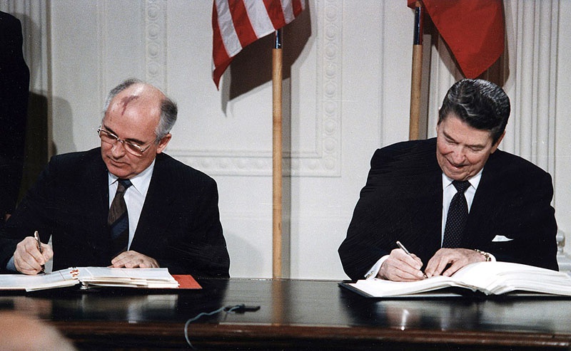 Горбачёв подписывал договоры с американцами, не считаясь с национальными интересами.
