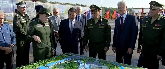 У макета будущего Центра военно-патриотического воспитания и подготовки граждан к военной службе «Авангард».