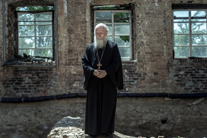 Отец Александр - настоятель храма,  разрушенного украинскими «Градами».