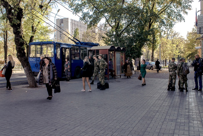 Донецк хоть и живёт мирной жизнь, но на улицах непривычно много людей в камуфляже.