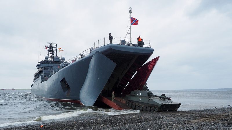 Морские пехотинцы Северного флота высаживаются на необорудованное побережье.