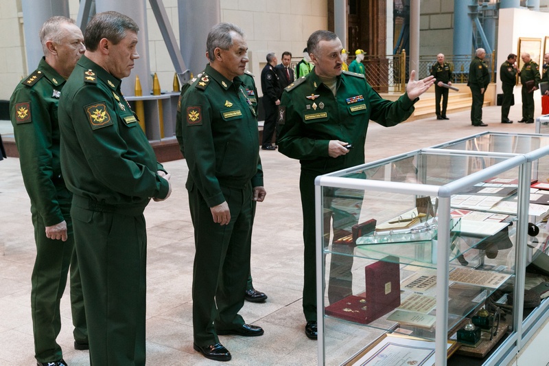 Министр обороны Сергей Шойгу посетил музейную экспозицию военной полиции, где ознакомился с экспонатами Управления коменданта охраны (Министерства обороны).
