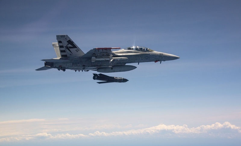 Один самолёт F/A-18E/F способен нести до четырёх ракет AGM-158C LRASM.