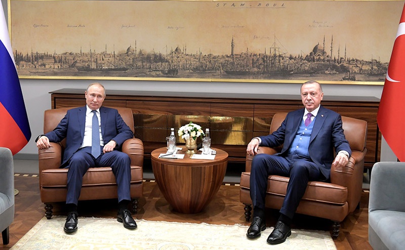 Президент России Владимир Путин и президент Турции Тайип Эрдоган согласовали позицию по Ливии и призвали все стороны прекратить огонь.