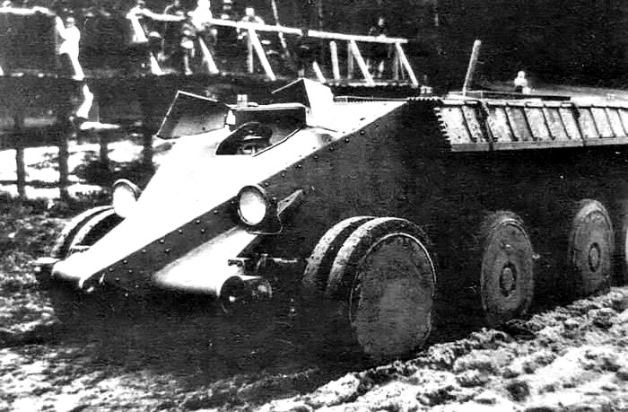 Танк Кристи без башни и вооружения на испытаниях в СССР.