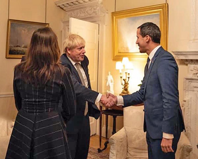 Борис Джонсон всё же снизошёл и пригласил Гуайдо в свою резиденцию на Downing Street для «частной беседы».