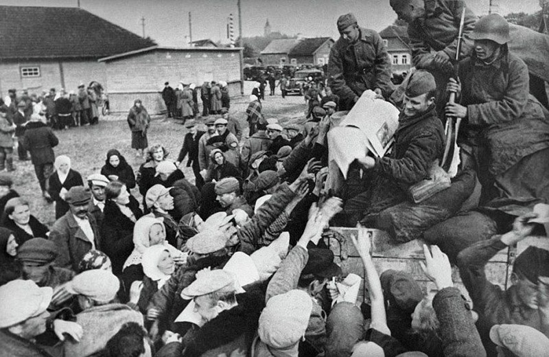 Жители Западной Белоруссии приветствуют Красную армию.