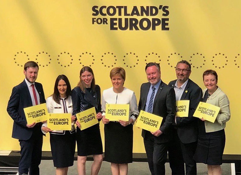 Первый министр Шотландии Никола Стерджен (в центре) и другие щотландские политики хотят остаться «европейской» нацией.