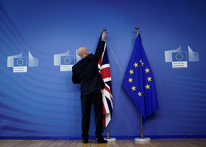 В Европарламенте начали потихоньку снимать британские флаги.