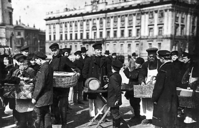 К промышленным рабочим в Российской империи можно было отнести 2,5-3 млн человек.