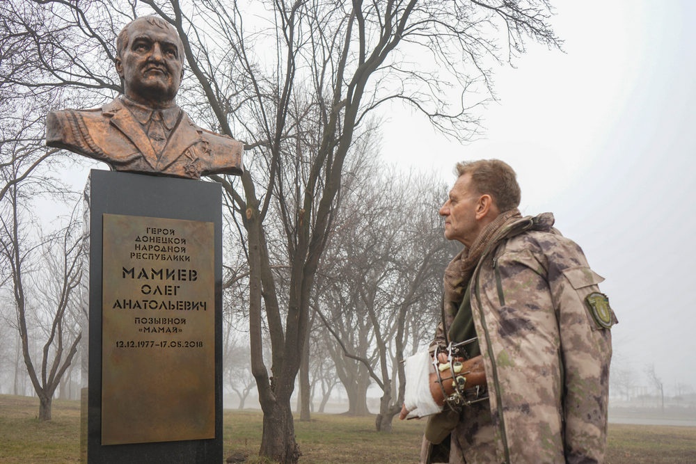 Кастель у памятника Олегу Мамиеву, погибшему в мае 2018 года на передовой.