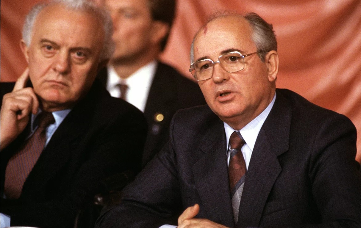 Содеянное Горбачёвым и его сообщником Шеварднадзе подпадает под статью о государственной измене высокопоставленных должностных лиц.