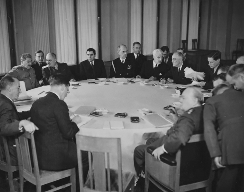Лидеры «Большой тройки» за столом переговоров на ялтинской конференции.
