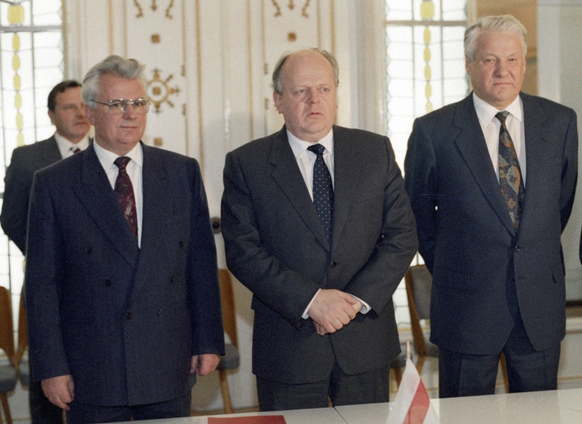 Леонид Кравчук, Станислав Шушкевич и Борис Ельцин (слева направо) после подписания Соглашения о создании СНГ. Беловежская пуща, Вискули, Белоруссия. 8 декабря 1991 года.
