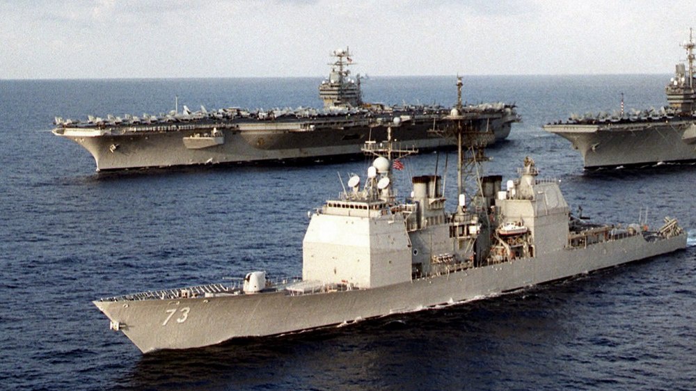 Крейсер типа «Тикондерога» USS Port Royal (CG-73) и авианосцы USS Nimitz (CVN-68) и USS Independence (CV-62) у берегов Йокосуки (Япония) 25 сентября 1997 года.