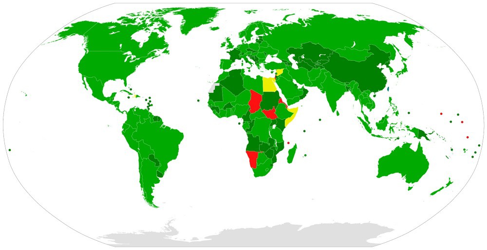 Участие государств в Конвенции о биологическом оружии: подписавшие и ратифицировавшие (светло-зелёный цвет), присоединившиеся (тёмно-зелёный), соблюдающие условия КБТО (ультрамарин), только подписавшие (жёлтый), неподписавшие (красный).