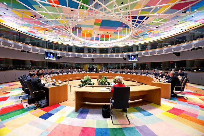 Главы стран Евросоюза на двухдневном саммите в Брюсселе не смогли согласовать бюджет сообщества на предстоящую семилетку .