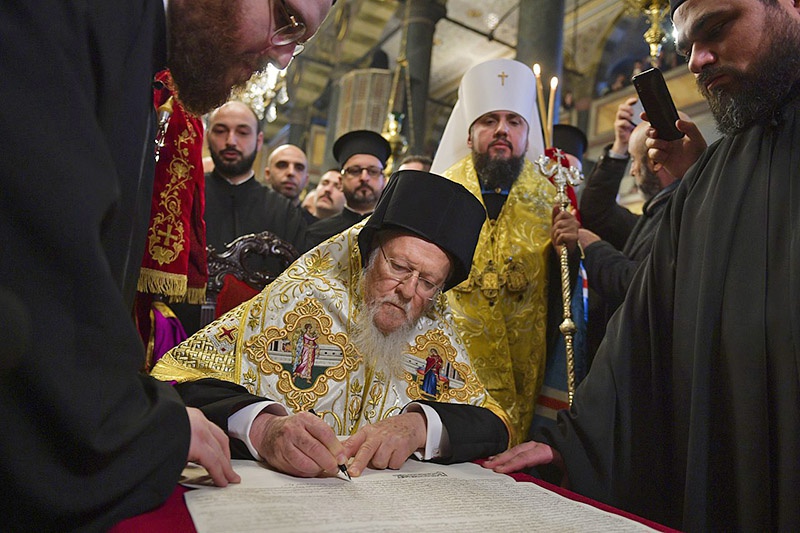 Патриарх Варфоломей подписывает томос об автокефалии Православной церкви Украины.