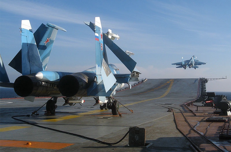 Полёты палубной авиации.