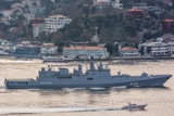 Фрегат «Адмирал Макаров» проходит пролив Босфор.