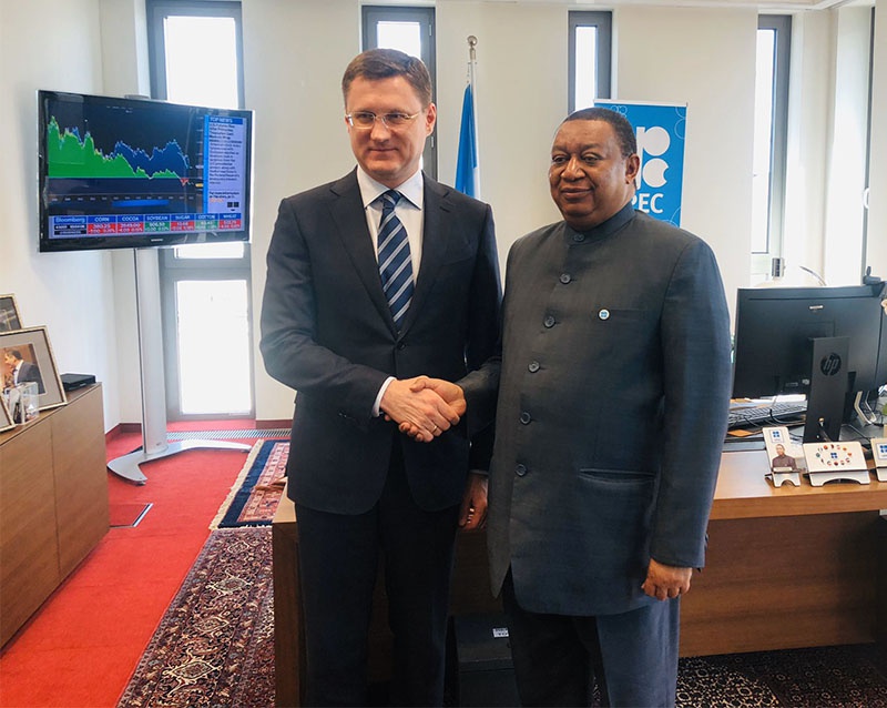 Министр энергетики Александр Новак и генеральный секретарь Организации стран — экспортёров нефти (ОПЕК) Мухаммед Баркиндо на недавней встрече в Вене.