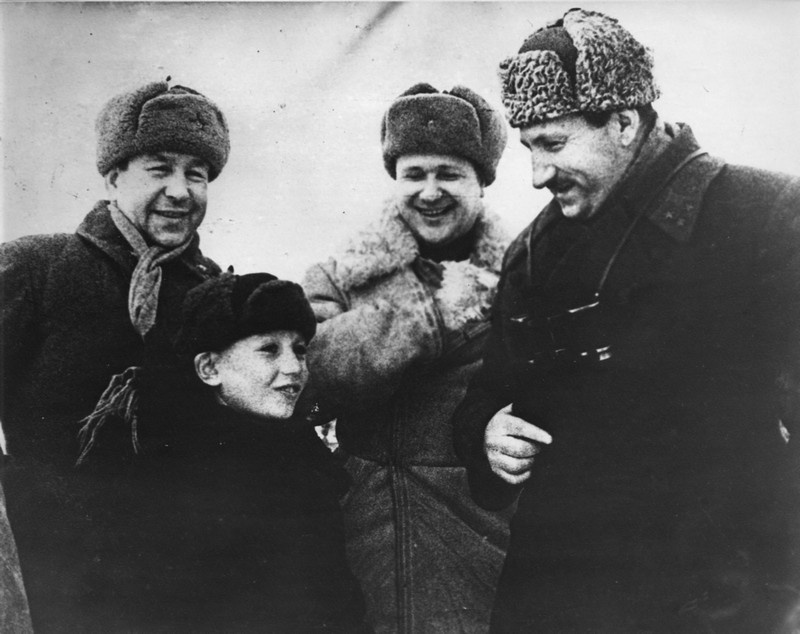 Генерал-лейтенант Ефремов под Москвой в 1941 году.