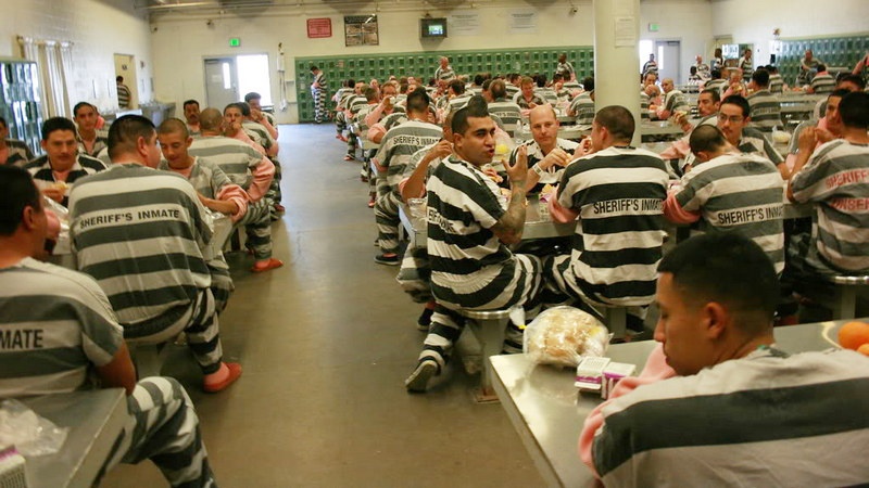 США - абсолютный мировой рекордсмен по количеству заключённых в мире.