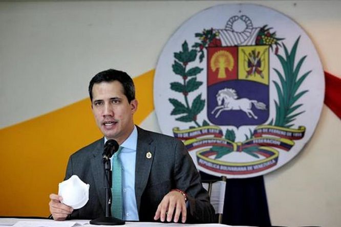 Премьер-министр Испании Педро Санчес назвал Гуайдо «лидером венесуэльской оппозиции», а не «президентом» Венесуэлы.