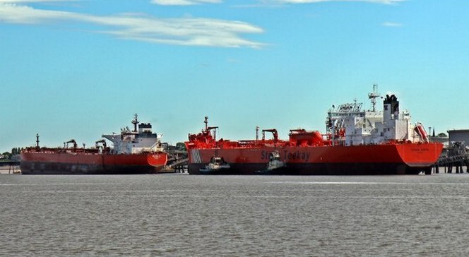 Забитые нефтью танкеры нужно ещё кому-то сбыть.