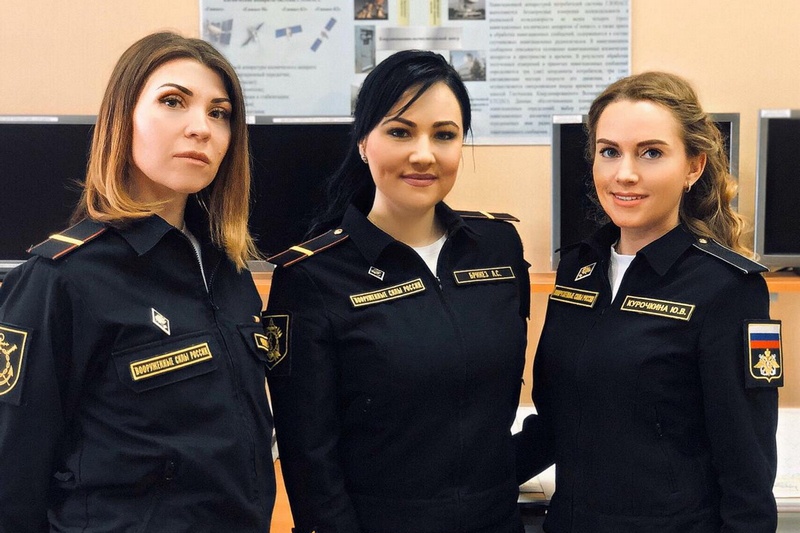 Командир катера Анна Брикез, рулевой-сигнальщик Юлия Курочкина и моторист Ольга Чулкова.