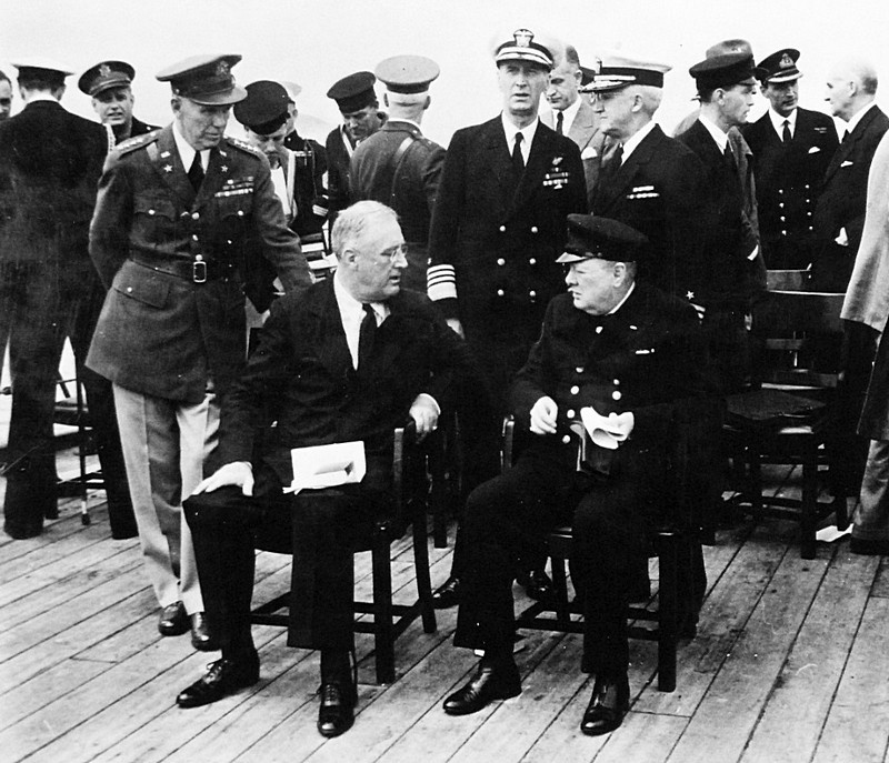 Президент США Франклин Делано Рузвельт и премьер-министр Британии Уинстон Черчилль на борту английского линкора «Принц Уэльский» изложили своё, англосаксонское, видение послевоенного мира - всё разделить между собой любимыми.