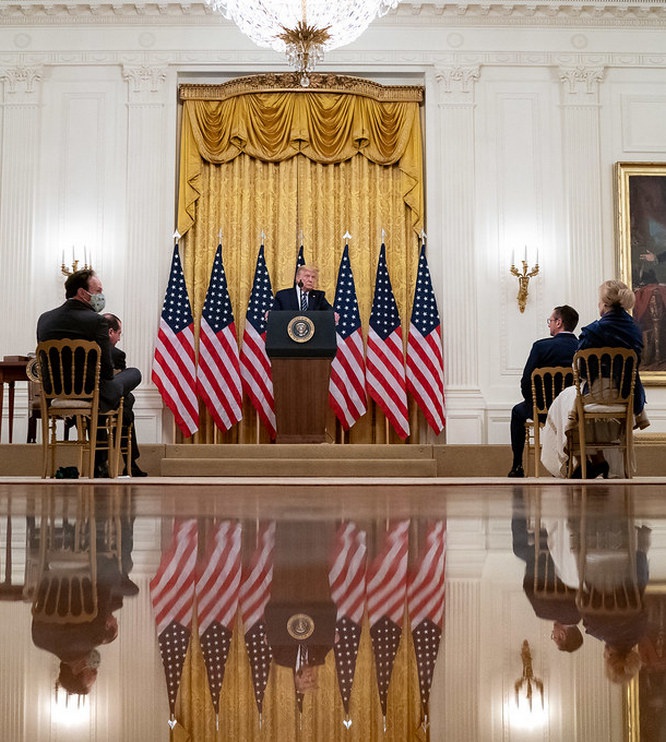 Президент США Дональд Трамп заявил, что ситуация с COVID-19 в США улучшается.