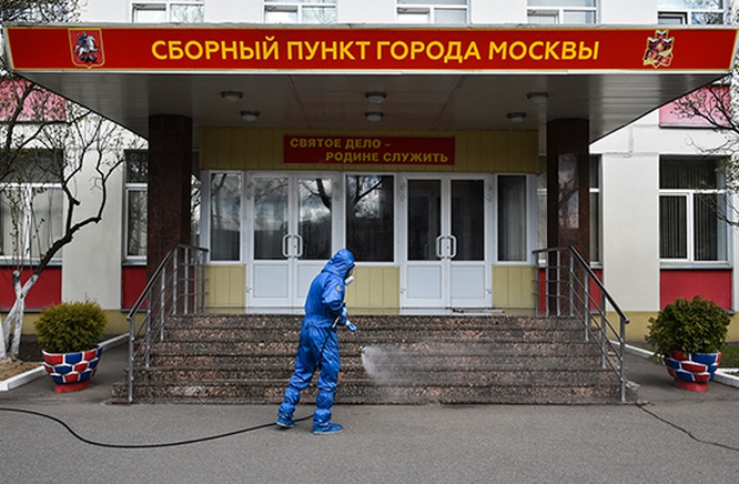 Военными комиссариатами регулярно производится дезинфекционная обработка, обеззараживание воздуха не только самих помещений призывных пунктов, но и всех контактирующих поверхностей.